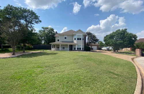 College Station Casa | 2500 sq ft home on quite street close to A&M functions