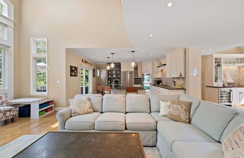 Cotuit Casa | 252-Co Clams & Shells High End Cotuit Waterfront, Pool & Dock, Bring your Boat!