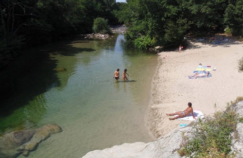 Ucciani Cama Y Desayuno | 25mn Ajaccio/beaches 2mn river. Linen parking