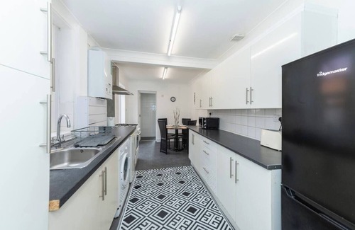 Earley Casa | 26 Grange Avenue · Bright House with Garden & Office Space| Pass the Keys