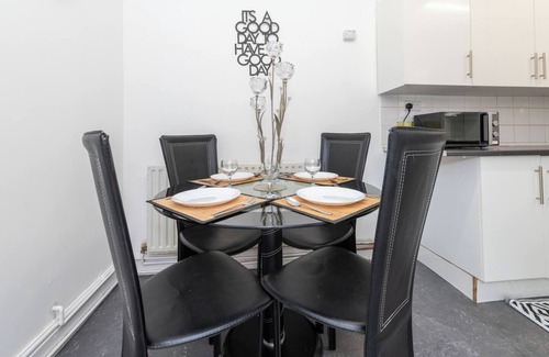 Earley Casa | 26 Grange Avenue · Bright House with Garden & Office Space| Pass the Keys