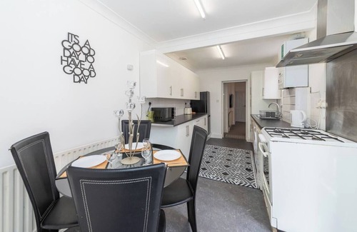 Earley Casa | 26 Grange Avenue · Bright House with Garden & Office Space| Pass the Keys