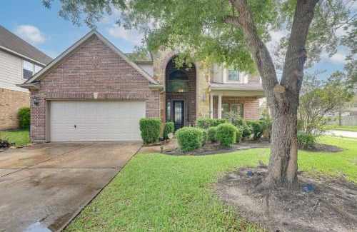 Iowa Colony Casa | 26 Mi to Houston Spacious Home with Fenced Yard!
