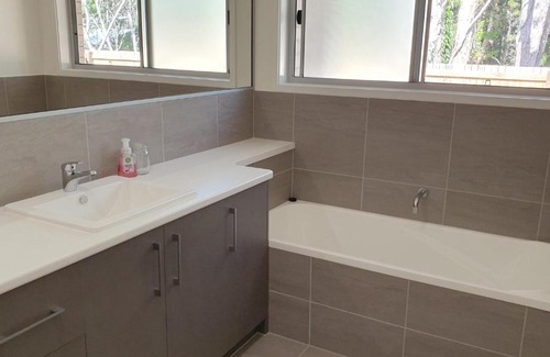 Rainbow Beach Casa | 26 Satinwood Drive- Low set modern, sleeps 8