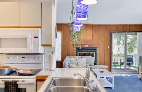 East Stroudsburg Casa | 261 Nslope · Beta Lodge - 2BR Townhouse w/ Jacuzzi-Shawnee Mtn