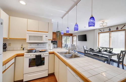 East Stroudsburg Casa | 261 Nslope · Beta Lodge - 2BR Townhouse w/ Jacuzzi-Shawnee Mtn
