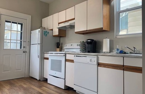 Hyde Park Apartamento | 2639 Observatory Avenue, Unit 1 · Hyde Park Hideaway Close to Square & Downtown!