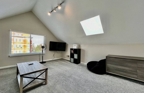 Hyde Park Apartamento | 2639 Observatory Avenue, Unit 2 · Hyde Park Hideaway Close to Square & Downtown!