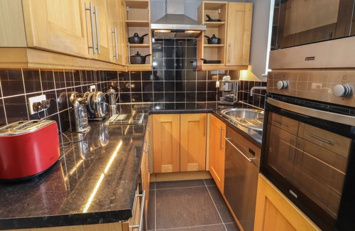 Brymbo Cabaña | 27 GREEN ROAD, pet friendly, character holiday cottage in Brymbo