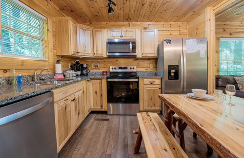 Gatlinburg Cabina | 270 Black Bear 3 Bedroom Cabin by RedAwning