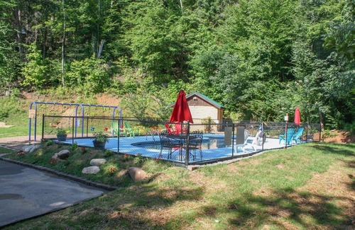 Gatlinburg Cabina | 270 Black Bear 3 Bedroom Cabin by RedAwning