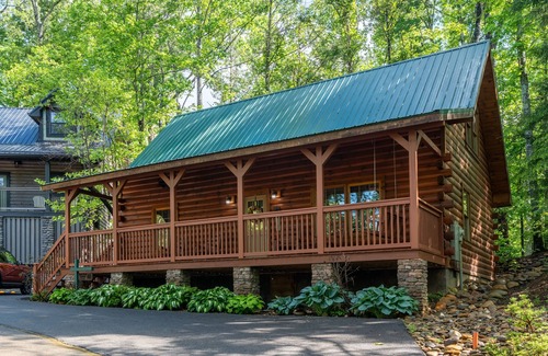 Gatlinburg Cabina | 270 Black Bear 3 Bedroom Cabin by RedAwning