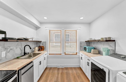 Downtown Niagara Falls Casa | 2700ft2, 6 bdrm, 2 kitchens, mins to Falls, AC, WiFi, sleep 16