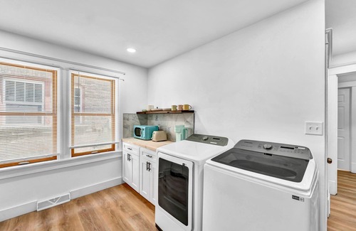 Downtown Niagara Falls Casa | 2700ft2, 6 bdrm, 2 kitchens, mins to Falls, AC, WiFi, sleep 16