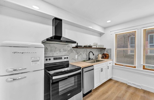Downtown Niagara Falls Casa | 2700ft2, 6 bdrm, 2 kitchens, mins to Falls, AC, WiFi, sleep 16