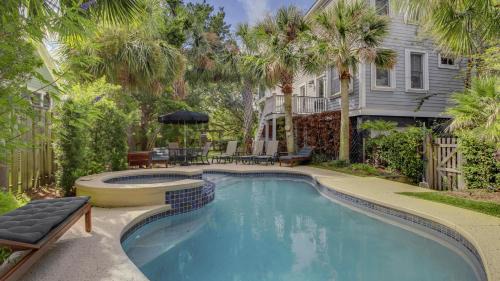 Isle of Palms Casa | 2701 Palm Boulevard by AvantStay Steps to the Beach Ping Pong Putting Green