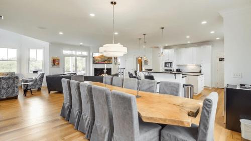 Isle of Palms Casa | 2701 Palm Boulevard by AvantStay Steps to the Beach Ping Pong Putting Green
