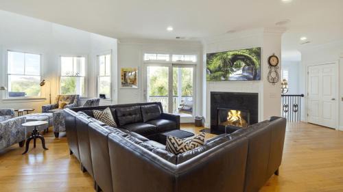 Isle of Palms Casa | 2701 Palm Boulevard by AvantStay Steps to the Beach Ping Pong Putting Green