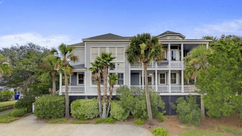 Isle of Palms Casa | 2701 Palm Boulevard by AvantStay Steps to the Beach Ping Pong Putting Green