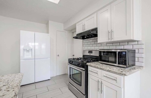 Spring Branch Central Casa | 2710 Cozy near IKEA Downtown Zoo 12 people