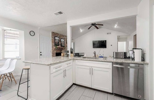 Spring Branch Central Casa | 2710 Cozy near IKEA Downtown Zoo 12 people