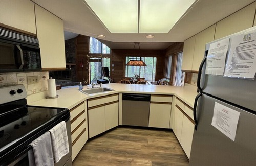 Jefferson Township Apartamento | Family-Friendly Summer Getaway w/ Pool Access, Hot Tub & Fire Pit 🏊‍♀️🛁🔥