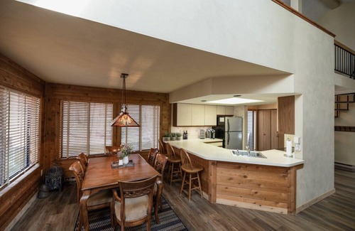 Jefferson Township Apartamento | Family-Friendly Summer Getaway w/ Pool Access, Hot Tub & Fire Pit 🏊‍♀️🛁🔥
