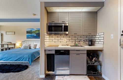 Mountain House Condominio | 2782 Slopeside 1 Bedroom Condo by RedAwning