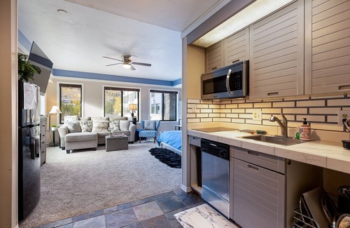 Mountain House Condominio | 2782 Slopeside 1 Bedroom Condo by RedAwning