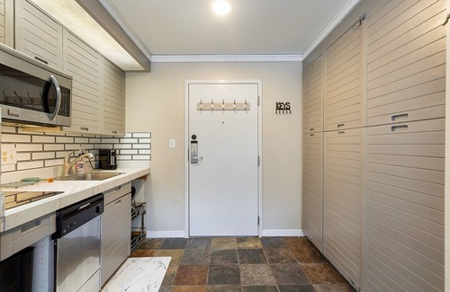 Mountain House Condominio | 2782 Slopeside 1 Bedroom Condo by RedAwning