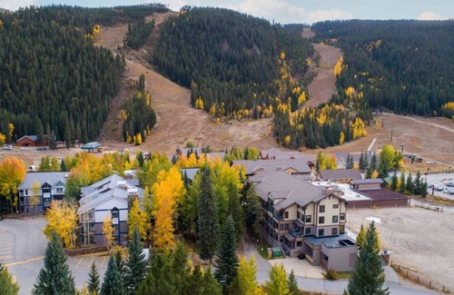 Mountain House Condominio | 2782 Slopeside 1 Bedroom Condo by RedAwning