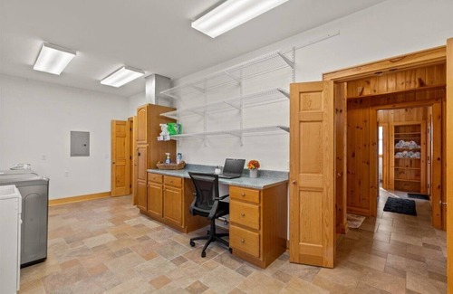Town of Grafton Chalet De Esquí | 28 Acre Private Luxury Chalet-Hot Tub-Heated Pool-Game Rooms-16 ppl-pet friendly