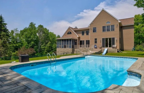 Town of Grafton Chalet De Esquí | 28 Acre Private Luxury Chalet-Hot Tub-Heated Pool-Game Rooms-16 ppl-pet friendly