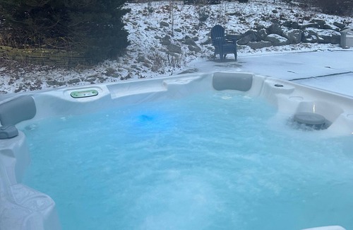 Town of Grafton Chalet De Esquí | 28 Acre Private Luxury Chalet-Hot Tub-Heated Pool-Game Rooms-16 ppl-pet friendly