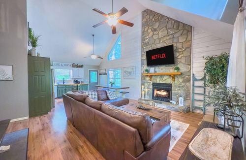 Ellijay Cabina | 2800 sqft Forest Retreat!4 min to Pool- Hot Tub~Firepit~Dogs! 8 min to Town!