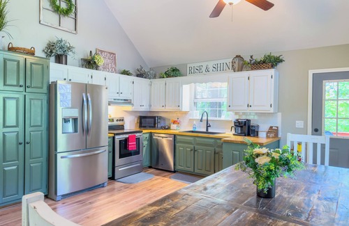 Ellijay Cabina | 2800 sqft Forest Retreat!4 min to Pool- Hot Tub~Firepit~Dogs! 8 min to Town!