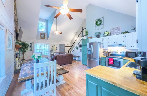Ellijay Cabina | 2800 sqft Forest Retreat!4 min to Pool- Hot Tub~Firepit~Dogs! 8 min to Town!