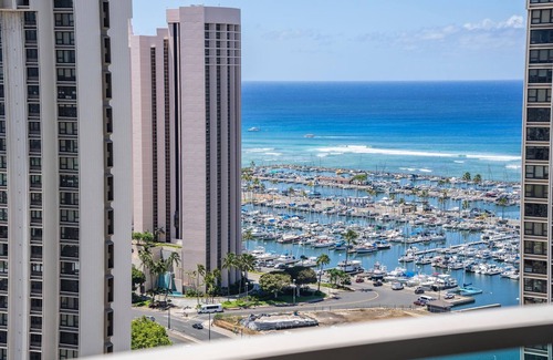 Ala Moana Condominio | 29th floor studio with two full size beds
