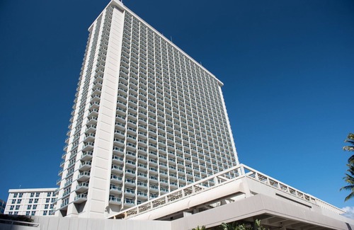 Ala Moana Condominio | 29th floor studio with two full size beds