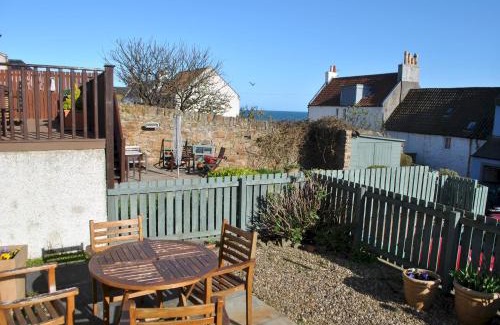 St Monans Casa | 2a Rose St- cosy coastal cottage Fife