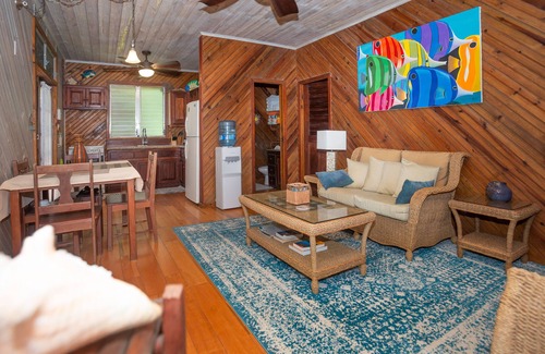 Antoneys Cay Casa | 2B/1B Cabana AC and steps to the beach! With sparkling pool & Starlink Wifi
