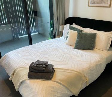 Reid Apartamento | 2B-1BR-1Car-Courtyard-CBD-Shops