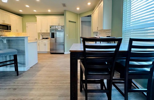 College Park Casa | 2B/2B College Park home w/fenced patio yard, close to DT Orl & WP. Pet Friendly!