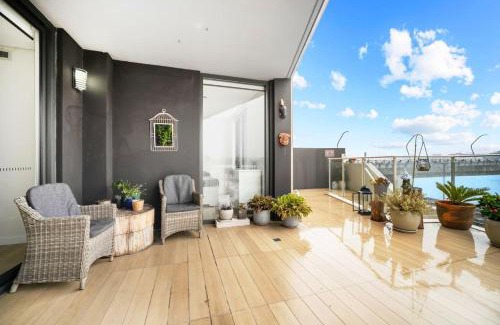 Rhodes Apartamento | 2B APT with Stunning Waterfront View
