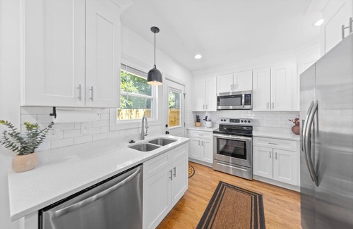 Charlotte Casa | 2b/Bath Queen Bee - Great Patio