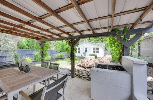 Earlewood Casa | 2BD 2BA Bungalow Beautiful Backyard Grill