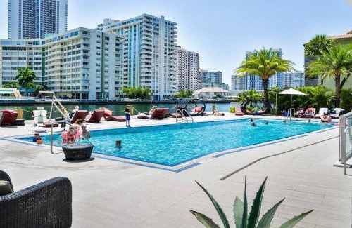 Hallandale Beach Apartamento | 2BD 2BA Condo @Beachwalk Resort W/Pool