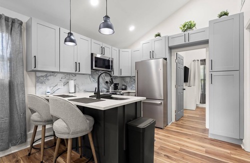 Belvedere Park Cabaña | 2BD/2BA Designer Cottage in Decatur – Couples/Solo