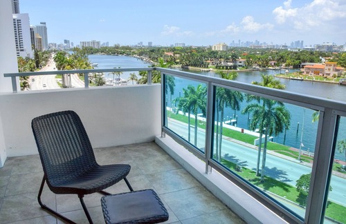 La Gorce Apartamento | 2bd Beachfront Master Ste, Bay View w/balcony, Pool, nearby dining, beach access