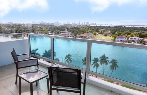 La Gorce Apartamento | 2bd Beachfront Master Ste, Bay View w/balcony, Pool, nearby dining, beach access